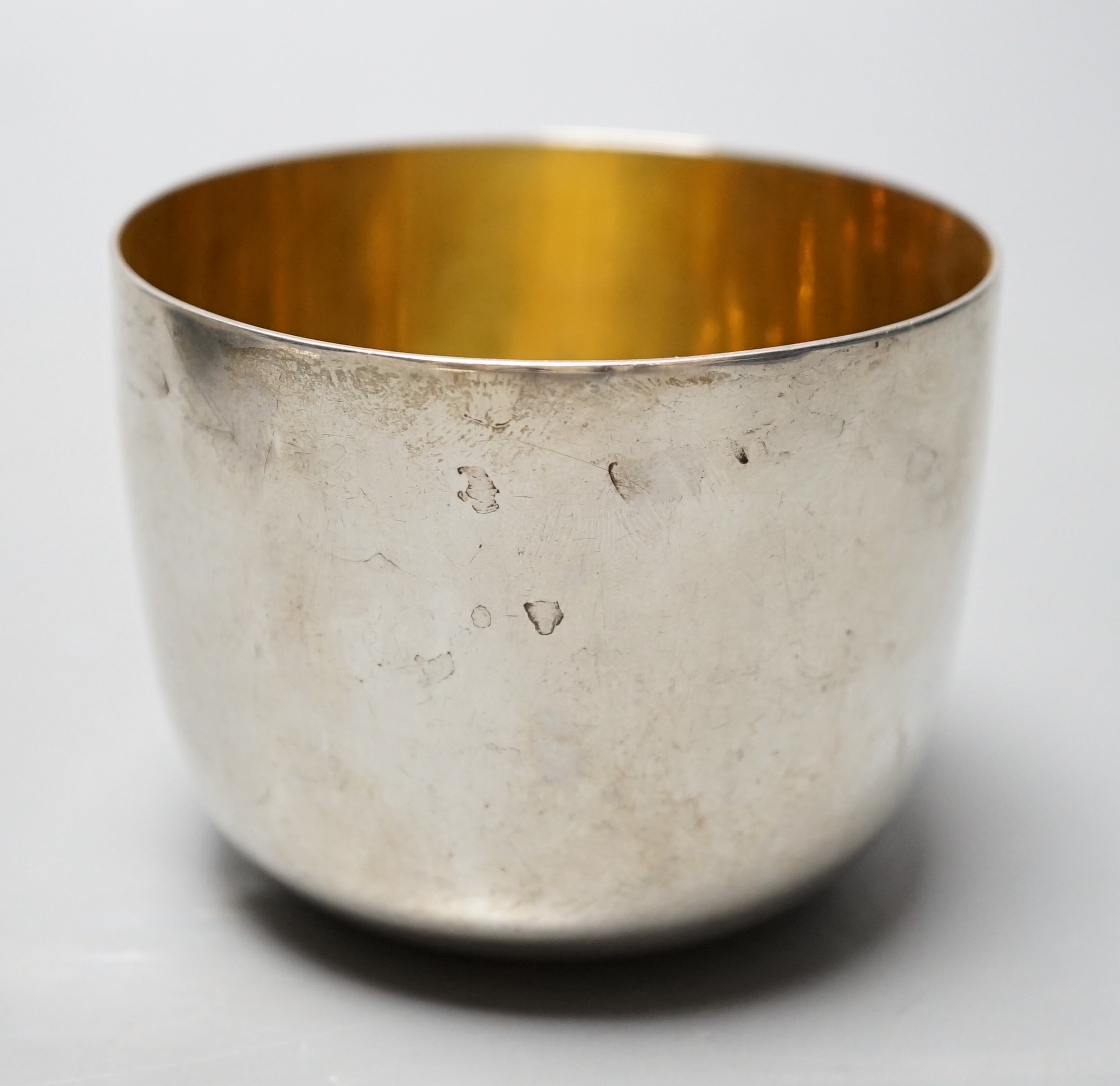 A Victorian silver tumbler cup, by Daniel & Charles Houle, London, 1881, height 66mm